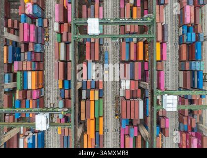 Singapore - 27 dicembre 2024: Veduta aerea di container e gru colorate al porto di Pasir Panjang, Queenstown, South West Community Developme Foto Stock