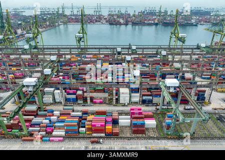 Singapore - 27 dicembre 2024: Veduta aerea del trafficato porto di pasir panjang con container e gru impilati, Queenstown, South West Community Dev Foto Stock