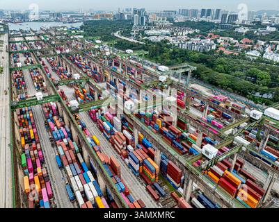 Singapore - 27 dicembre 2024: Vista aerea del porto di pasir panjang con il vivace terminal container e le moderne gru, Queenstown, South West Community D Foto Stock