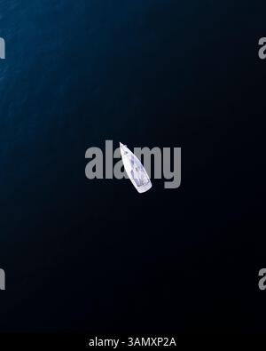 Vista aerea di splendide barche a vela su un oceano calmo con onde, Huntington, Stati Uniti d'America. Foto Stock