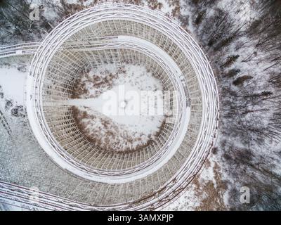 Vista aerea delle piste delle montagne russe coperte da neve fresca, Stati Uniti. Foto Stock