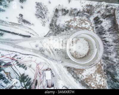 Vista aerea delle piste delle montagne russe coperte da neve fresca, Stati Uniti. Foto Stock