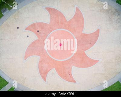 Veduta aerea di una persona che tiene in mano un ombrello colorato sullo sfondo di ciottoli, USA. Foto Stock