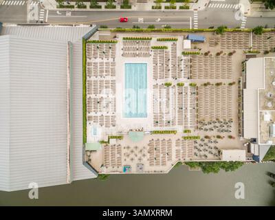 Vista aerea sopra la piscina pubblica vuota, Chicago, Stati Uniti. Foto Stock