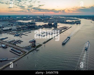 Vista aerea del porto della città con le barche ancorate al tramonto lungo il canale Buiten IJ ad Amsterdam, Olanda settentrionale, Paesi Bassi. Foto Stock