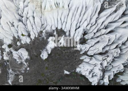 Vista aerea di formazioni rocciose di argilla uniche e paesaggi mozzafiato, Goreme, Turchia. Foto Stock