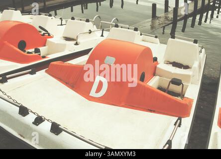 Noleggio catamarano a pedali sulla riva Foto Stock