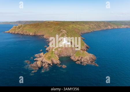 Vista aerea del faro di Start Point e della costa frastagliata al tramonto, Kingsbridge, Inghilterra. Foto Stock