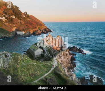 Vista aerea del porto di Polperro, affacciato sul mare durante un tramonto meraviglioso, Cornovaglia, Regno Unito. Foto Stock