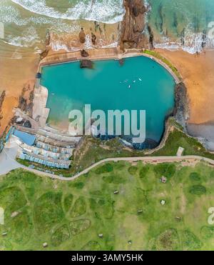 Vista aerea della piscina di Bude Sea, un popolare luogo per nuotare e fare paddleboard a Summerlease, Bude, Cornovaglia, Regno Unito. Foto Stock