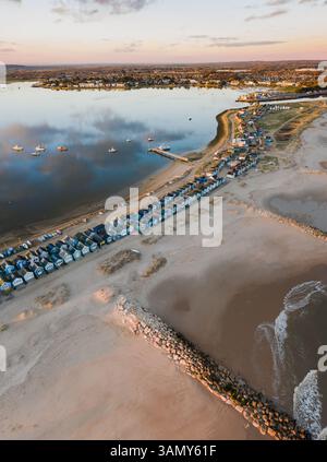 Vista aerea di barche e capanne sulla spiaggia, tramonto, Mudeford, Christchurch, Dorset, Regno Unito Foto Stock