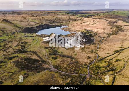 Veduta aerea della cava di argilla cinese in disuso, Glynn Valley China Claay Works, Bodmin Moor, Cardinham, Cornovaglia, Regno Unito. Foto Stock