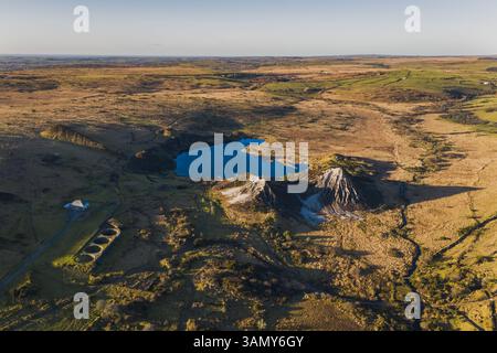Veduta aerea della cava di argilla cinese in disuso, Glynn Valley China Claay Works, Bodmin Moor, Cardinham, Cornovaglia, Regno Unito. Foto Stock