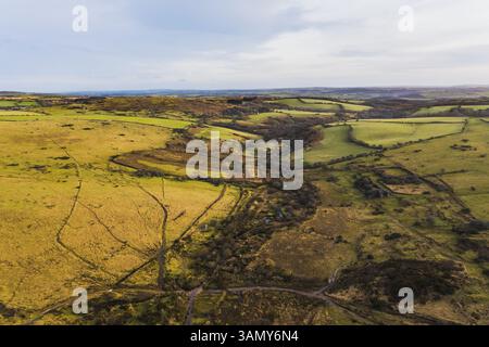 Vista aerea della campagna, dell'agricoltura, al tramonto, Bodmin Moor, Cardinham, Cornovaglia, Regno Unito. Foto Stock