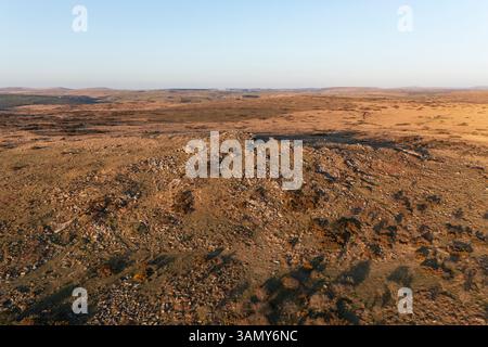 Vista aerea del paesaggio rurale al tramonto a St Bellarmins Tor, Bodmin Moor, Cornovaglia, Regno Unito. Foto Stock