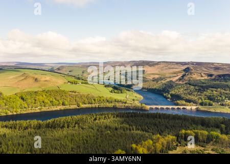 Veduta aerea di un ponte che attraversa il lago nel lago Ladybower Reservoir, Snake Road, Hope, Derbyshire, Regno Unito. Foto Stock