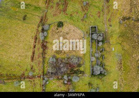 Vista aerea di edifici in disuso di una cava di argilla cinese, Glynn, Bodmin Moor, Cardinham, Cornovaglia, REGNO UNITO. Foto Stock
