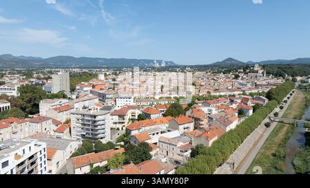 Vista aerea della città di Montélimar (Francia sud-orientale) e della riva del fiume Roublon Foto Stock