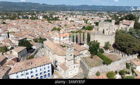 Vista aerea della città di Montélimar (Francia sud-orientale): La città vecchia, il castello château des Adhémar e la valle del Rodano Foto Stock
