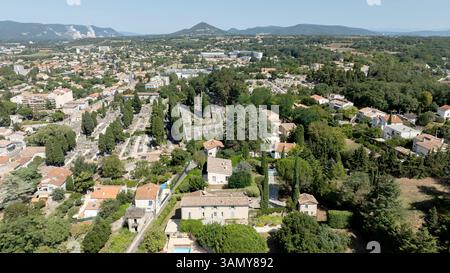 Veduta aerea della città di Montélimar (Francia sud-orientale): Il nord della città con il cimitero e le case unifamiliari, con la valle del Rodano e t Foto Stock