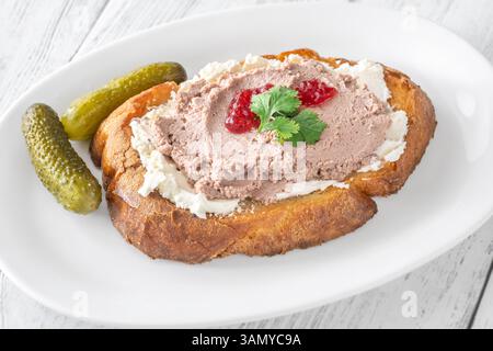 Sandwich di grano tostato con patè, formaggio cremoso e marmellata di mirtilli rossi Foto Stock