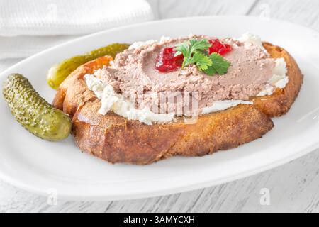 Sandwich di grano tostato con patè, formaggio cremoso e marmellata di mirtilli rossi Foto Stock