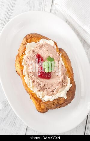 Sandwich di grano tostato con patè, formaggio cremoso e marmellata di mirtilli rossi Foto Stock