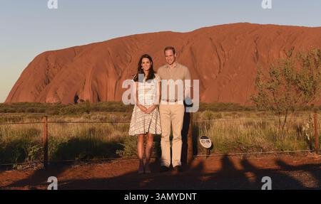22 aprile 2014 - Yulara, AUSTRALIA - il principe William britannico e sua moglie, Kate, duchessa di Cambridge, posano per una foto al tramonto a Uluru, Australia, martedì 22 aprile 2014. William e Kate hanno ricevuto un tradizionale benvenuto aborigeno durante una visita alla minuscola cittadina di Yulara, vicino al monolite rosso brillante di arenaria Uluru, noto anche come Ayers Rock, nell'Outback australiano. (Immagine di credito: © Prensa Internacional/ZUMAPRESS.com) Foto Stock