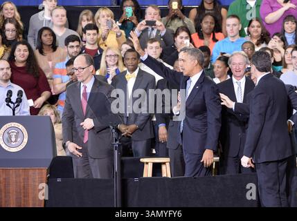 5 marzo 2014 - nuova Gran Bretagna, Connecticut, Stati Uniti - il presidente BARACK OBAMA ondata alla folla riunita dopo aver parlato per sostenere la manifestazione sull'aumento del salario minimo al Detrick Gymnasium di Kaiser Hall nel campus della Central Connecticut State University in New Britain, Connecticut. (Immagine di credito: © Bill Shettle/ZUMA Wire/ZUMAPRESS.com) Foto Stock