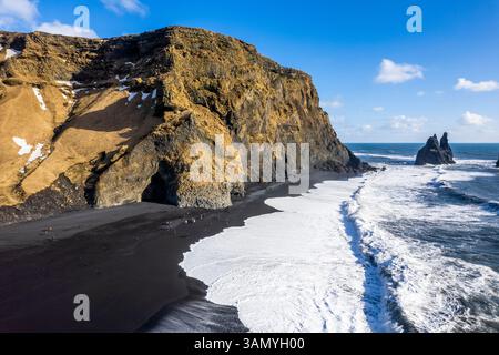 Vista aerea delle grotte di Halsanefshellir lungo la costa con spiaggia di sabbia nera, Islanda. Foto Stock