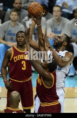7 marzo 2014 - Charlotte, NC, USA - al Jefferson, Right, dei Charlotte Bobcats, rilascia un colpo nella corsia mentre Luol Deng dei Cleveland Cavaliers applica pressione difensiva insieme ai camerieri della Dion (3) durante l'azione del primo tempo alla Time Warner Cable Arena di Charlotte, N.C., venerdì 7 marzo 2014. (Immagine di credito: © Jeff Siner/MCT/ZUMAPRESS.com) Foto Stock