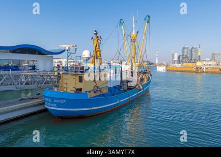 Barca da pesca blu e mercato del pesce nel porto di Ostenda (Ostenda), Belgio. Foto Stock
