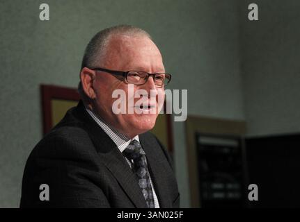 28 aprile 2014 - Raleigh, NC, USA - il direttore generale in pensione dei Carolina Hurricanes Jim Rutherford sorride alla conclusione di una conferenza stampa che ha annunciato Ron Francis come nuovo direttore generale, alla PNC Arena di Raleigh, N.C. lunedì 28 aprile 2014. (Immagine di credito: © Chris Seward/MCT/ZUMAPRESS.com) Foto Stock