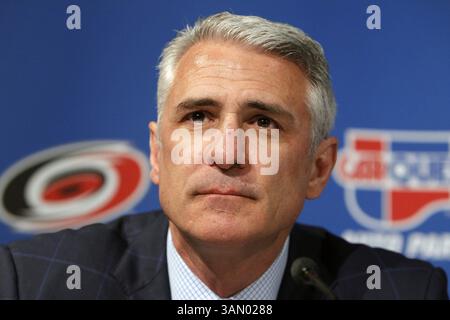 28 aprile 2014 - Raleigh, NC, USA - il General manager dei Carolina Hurricanes Ron Francis ascolta il proprietario della squadra Peter Karmanos e il General Manager uscente Jim Rutherford hanno annunciato che Francis sarebbe diventato il nuovo General mamager della squadra alla PNC Arena di Raleigh, N.C. lunedì 28 aprile 2014. (Immagine di credito: © Chris Seward/MCT/ZUMAPRESS.com) Foto Stock