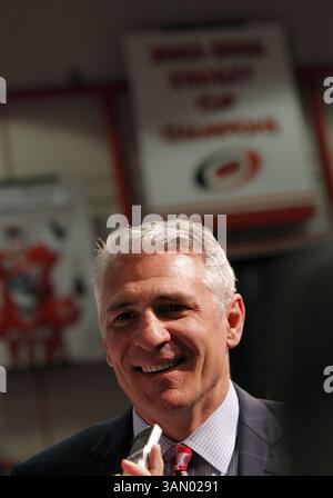 28 aprile 2014 - Raleigh, NC, Stati Uniti - il direttore generale dei Carolina Hurricanes Ron Francis sorride mentre parla con i giornalisti, dopo che il proprietario della squadra Peter Karmanos e il direttore generale uscente Jim Rutherford hanno annunciato che sarebbe diventato il nuovo mamager generale della squadra alla PNC Arena di Raleigh, N.C. lunedì 28 aprile 2014. (Immagine di credito: © Chris Seward/MCT/ZUMAPRESS.com) Foto Stock