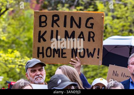 Washington, District of Columbia, USA. 14 aprile 2025. Un sostenitore ha un cartello che chiede il ritorno di Kilmar Abrego Garcia, un uomo del Maryland che è stato illegalmente deportato nella famigerata mega-prigione del CECOT in El Salvador durante una veglia di preghiera fuori dalla Casa Bianca. Crediti: Tom Hudson/ZUMA Press Wire/ZUMA Wire/Alamy Live News Foto Stock