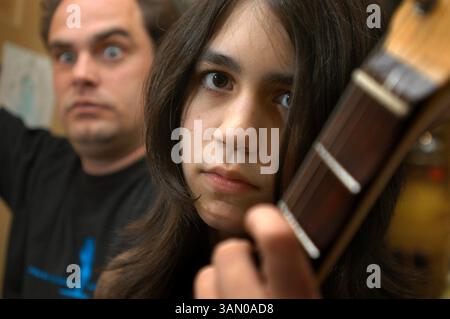 6 giugno 2005 - Filadelfia, PA, Stati Uniti - KRT STORIA DI INTRATTENIMENTO SLUGGED: MUS-ROCKSCHOOL KRT FOTOGRAFIA DI ERIC MENCHER/PHILADELPHIA INQUIRER (13 giugno) C.J. Tywoniak (destra), 15, e Paul Green alla Paul Green School of Rock di Philadelphia, Pennsylvania. È stato realizzato un documentario "Rock School" sulla scuola e su Green. (cdm) 2005 (diversità) (immagine di credito: © Eric Mencher/MCT/ZUMAPRESS.com) Foto Stock