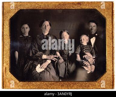 1 giugno 1900 - coppia con due figlie e figli, Ritratto, Daguerreotype, circa 1850 (Credit Image: © Glasshouse/ZUMAPRESS.com) Foto Stock