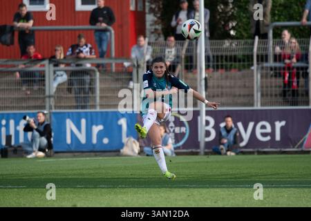 Leverkusen, Germania. 14 aprile 2025. Leverkusen, Germania, 14 aprile 2025: Martyna Wiankowska (26 FC Köln) in azione durante la Google Pixel Frauen-Bundesliga tra Bayer Leverkusen e FC Köln all'Ulrich-Haberland-Stadion di Leverkusen, Germania. (Qianru Zhang/SPP) credito: SPP Sport Press Photo. /Alamy Live News Foto Stock