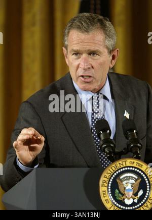 9 ottobre 2002 - Stati Uniti - DA UTILIZZARE CON LE NOTIZIE statunitensi CORRELATE SLUGGED: BUSH KRT PHOTOGRAPH BY CHUCK KENNEDY (9 ottobre) WASHINGTON, DC - il presidente Bush pronuncia le sue osservazioni in un evento della Casa Bianca, mercoledì 9 ottobre 2002, celebrando i contributi e i risultati degli ispanici americani alla conclusione del National Hispanic Heritage Month. (KRT) NC KD BL 2002 (Vert) (immagine digitale) (smd) (immagine di credito: © PHOTOGNOSOURCE/mct/ZUMAPRESS.com) Foto Stock