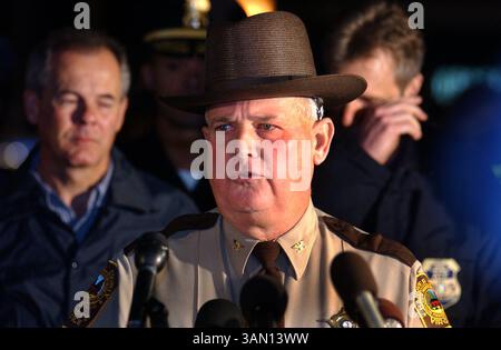 19 ottobre 2002 - Stati Uniti - KRT US NEWS STORY SLUGGED: SNIPER KRT PHOTO DI KEN CEDENO/KRT (20 ottobre) ASHLAND, va -- lo sceriffo Stuart Cook parla con i media fuori da un ristorante Ponderosa dove un uomo di 37 anni è stato ucciso sabato 19 ottobre 2002 ad Ashland, Virginia. La polizia sta indagando per vedere se e' collegato a un cecchino che ha ucciso nove persone e ne ha ferite altre due nelle ultime tre settimane nell'area di Washington. (KRT) NC KD BL 2002 (Horiz) (gsb) (immagine di credito: © PHOTOGNOSOURCE/mct/ZUMAPRESS.com) Foto Stock