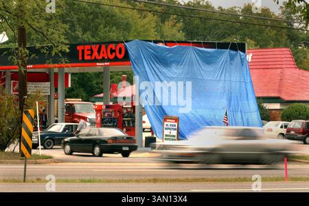 19 ottobre 2002 - Stati Uniti - KRT US NEWS STORY SLUGGED: SNIPER KRT PHOTO DI KEN CEDENO/KRT (19 ottobre) FAIRFAX, va -- le auto si riempiono in una stazione sabato 19 ottobre 2002, che ha appeso un telo per far sentire i clienti più sicuri da un cecchino che ha ucciso nove persone e ferito altri due in meno di tre settimane nell'area di Washington, D.C.. (KRT) NC KD BL 2002 (Horiz) (immagine di credito: © PHOTOGNOSOURCE/mct/ZUMAPRESS.com) Foto Stock
