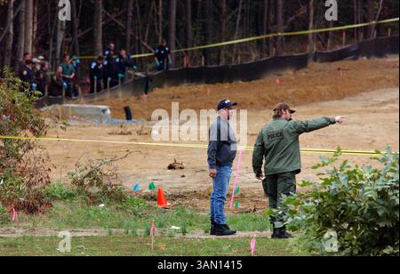 19 ottobre 2002 - Stati Uniti - KRT US NEWS STORY SLUGGED: SNIPER KRT PHOTO DI KEN CEDENO/KRT (20 ottobre) ASHLAND, va -- gli agenti di polizia PERLUSTRANO un'area boscosa domenica 20 ottobre 2002, vicino ad un ristorante Ponderosa dove un uomo di 37 anni è stato ucciso sabato 19 ottobre 2002 ad Ashland, Virginia. La polizia sta indagando per vedere se e' collegato a un cecchino che ha ucciso nove persone e ne ha ferite altre due nelle ultime tre settimane nell'area di Washington. (KRT) NC KD BL 2002 (Horiz) (gsb) (immagine di credito: © PHOTOGNOSOURCE/mct/ZUMAPRESS.com) Foto Stock