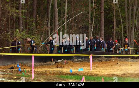 19 ottobre 2002 - Stati Uniti - KRT US NEWS STORY SLUGGED: SNIPER KRT PHOTO DI KEN CEDENO/KRT (20 ottobre) ASHLAND, va -- gli agenti di polizia PERLUSTRANO un'area boscosa domenica 20 ottobre 2002, vicino ad un ristorante Ponderosa dove un uomo di 37 anni è stato ucciso sabato 19 ottobre 2002 ad Ashland, Virginia. La polizia sta indagando per vedere se e' collegato a un cecchino che ha ucciso nove persone e ne ha ferite altre due nelle ultime tre settimane nell'area di Washington. (KRT) NC KD BL 2002 (Horiz) (gsb) (immagine di credito: © PHOTOGNOSOURCE/mct/ZUMAPRESS.com) Foto Stock