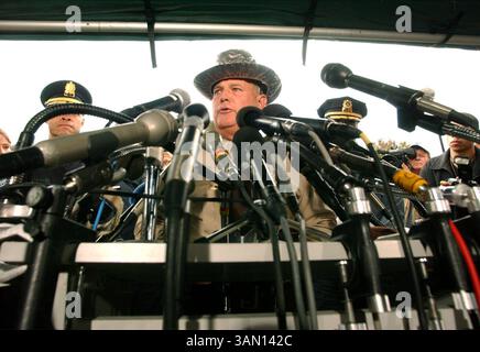 19 ottobre 2002 - Stati Uniti - KRT US NEWS STORY SLUGGED: SNIPER KRT PHOTO DI KEN CEDENO/KRT (20 ottobre) ASHLAND, Virginia -- Hanover County Sheriff, colonnello V. Stuart Cook parla ad una conferenza stampa ad Ashland, Virginia, domenica 20 ottobre 2002. Un uomo di 37 anni è stato colpito, forse da un cecchino, sabato 19 ottobre 2002 in un parcheggio di un ristorante. (KRT) NC KD BL 2002 (Horiz) (mvw) (immagine di credito: © PHOTOGNOSOURCE/mct/ZUMAPRESS.com) Foto Stock
