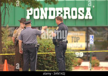 19 ottobre 2002 - Stati Uniti - KRT US NEWS STORY SLUGGED: SNIPER KRT PHOTO DI KEN CEDENO/KRT (20 ottobre) ASHLAND, va -- gli agenti di polizia raccolgono il nastro che segnava il parcheggio di un ristorante Ponderosa ad Ashland, Virginia, domenica 20 ottobre 2002. Un uomo di 37 anni è stato ucciso, forse da un cecchino, sabato 19 ottobre 2002. (KRT) NC KD BL 2002 (Horiz) (mvw) (immagine di credito: © PHOTOGNOSOURCE/mct/ZUMAPRESS.com) Foto Stock