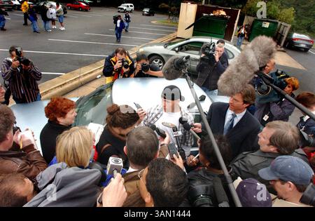 19 ottobre 2002 - Stati Uniti - KRT US NEWS STORY SLUGGED: SNIPER KRT PHOTO DI KEN CEDENO/KRT (20 ottobre) ASHLAND, va - Mathew Wicks, 17 anni, di Ashland, Virginia, risponde alle domande dei giornalisti nel parcheggio di Burger King, domenica 20 ottobre 2002. Sono accanto al ristorante Ponderosa, dove un uomo di 37 anni è stato ucciso, forse da un cecchino, sabato 19 ottobre 2002. (KRT) NC KD BL 2002 (Horiz) (mvw) (immagine di credito: © PHOTOGNOSOURCE/mct/ZUMAPRESS.com) Foto Stock