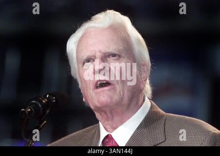 19 ottobre 2002 - Stati Uniti - KRT STAND ALONE US NEWS PHOTO SLUGGED: BILLYGRAHAM KRT PHOTO DI STEWART F. HOUSE/FORT WORTH STAR-TELEGRAM (DALLAS OUT) (19 ottobre) IRVING, TX -- il Rev. Billy Graham's consegna un messaggio ai giovani presenti al suo servizio sabato 19 ottobre 2002. (FT) NC KD BL 2002 (Horiz) (gsb) (immagine di credito: © Fort Worth Star-Telegram/mct/ZUMAPRESS.com) Foto Stock