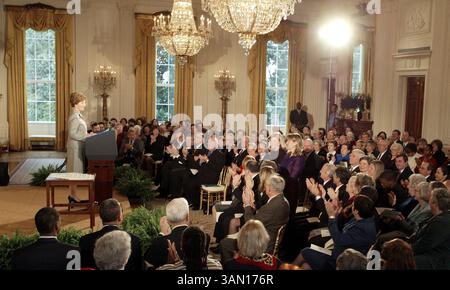 29 ottobre 2002 - Stati Uniti - DA UTILIZZARE CON LE NOTIZIE statunitensi CORRELATE SLUGGED: LAURABUSH KRT PHOTOGRAPHY BY CHUCK KENNEDY/KRT (ottobre 29) WASHINGTON, DC - First Lady Laura Bush presenta il colloquio della Casa Bianca sulle biblioteche e l'apprendimento permanente e onora i vincitori del National Award 2001 e 2002 per il servizio Museum and Library, durante un evento nella East Room della Casa Bianca martedì 29 ottobre 2002. (KRT) NC KD BL 2002 (Horiz) (immagine digitale) (smd) (immagine di credito: © PHOTOGNOSOURCE/mct/ZUMAPRESS.com) Foto Stock