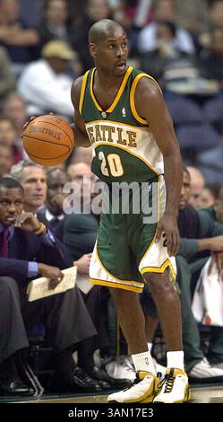 12 novembre 2002 - Stati Uniti - FOTO SPORTIVA INDIPENDENTE KRT SLUGGED: MAGHI FOTO KRT DI HARRY WALKER/KRT (13 novembre) Gary Payton di Seattle (20) compete contro Washington in una partita martedì 12 novembre 2002. (KRT) NC KD BL 2002 (Vert) (gsb) (immagine di credito: © PHOTOGNOSOURCE/mct/ZUMAPRESS.com) Foto Stock